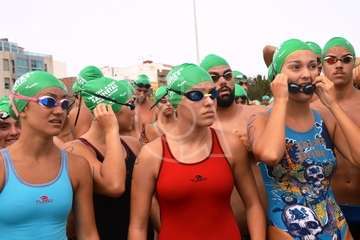 Alberto Rdríguez e Isabel Navarro triunfan en la XVII Travesía a Nado de Salinetas (Foto TA)